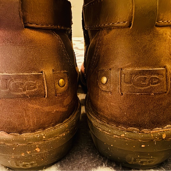 Uggs Boots size 7 - Picture 4 of 14